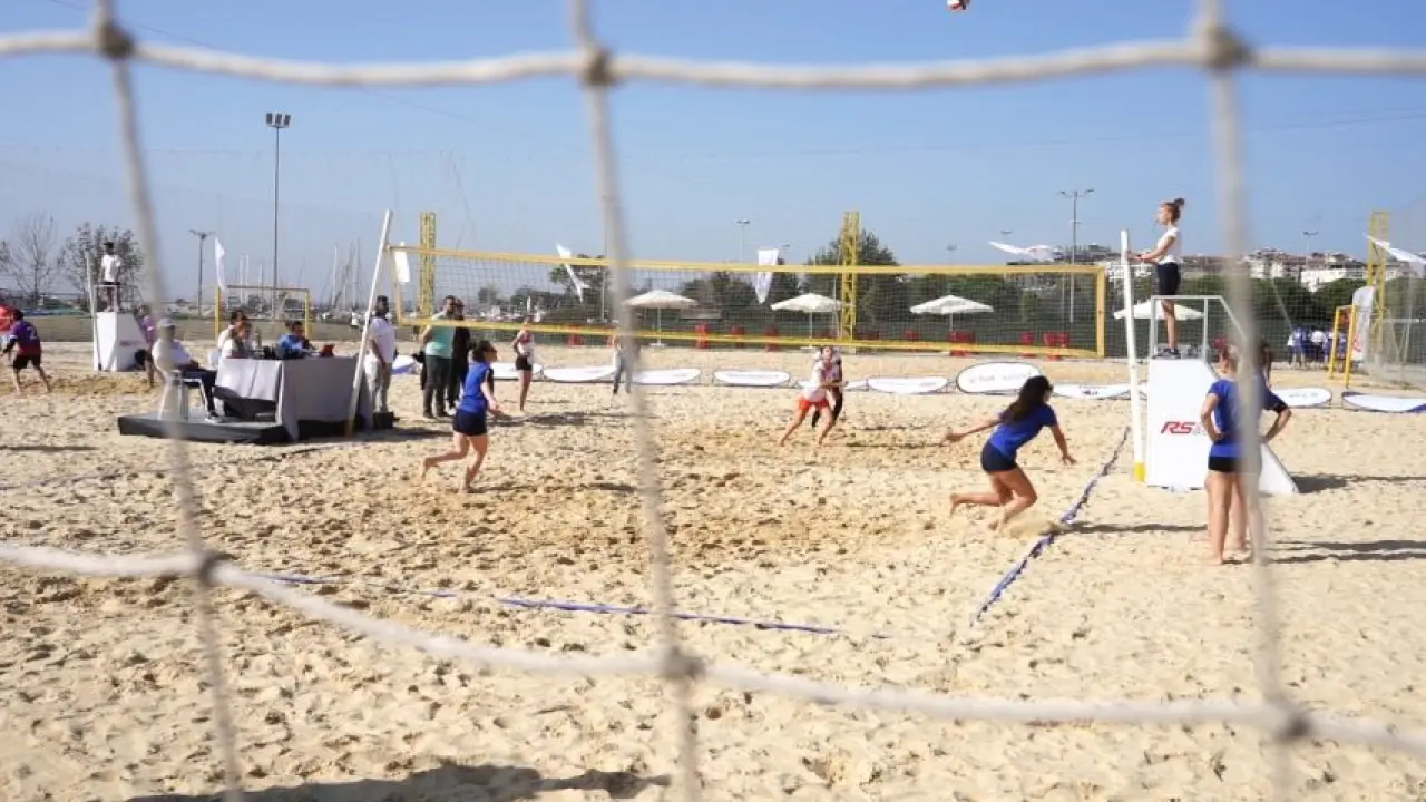 RS Otomotiv Grubu'nun düzenlediği 100. Yıl Kadın & Erkek Plaj Voleybol  Turnuvası sona erdi
